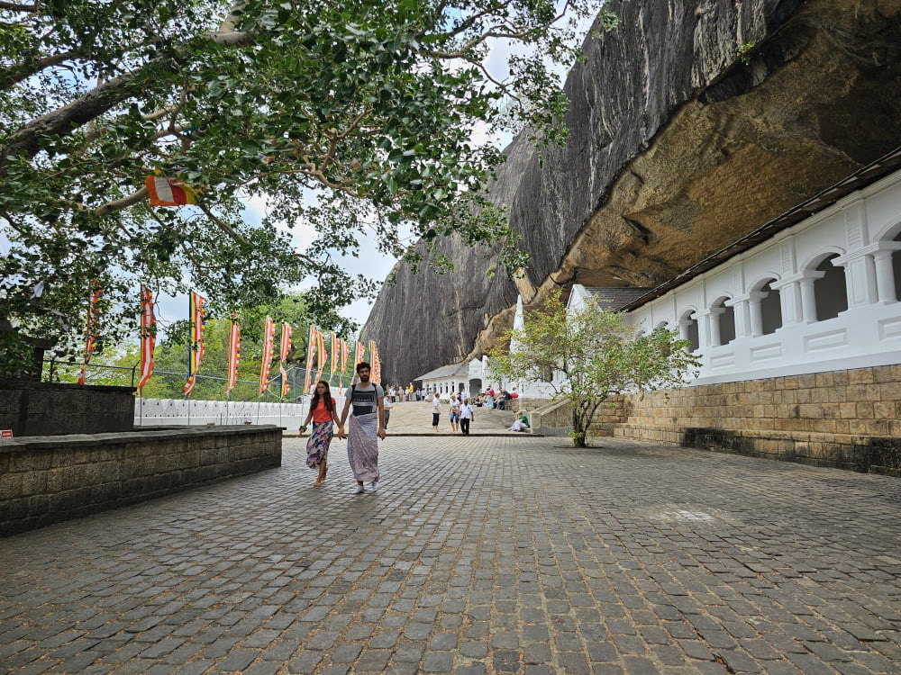 sri-lanka-cave-temple